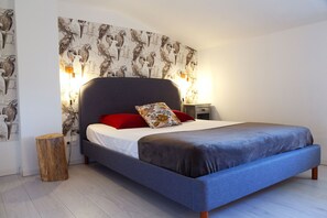 9 عدّة غرف نوم وخزنة داخل الغرفة ومكواة/لوح كي وسرير سفر