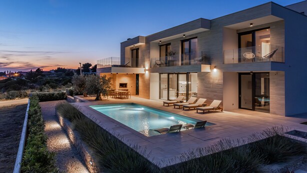 A modern two-story house with a swimming pool, outdoor seating, and a balcony. - Villa Belvedere 1 Zadarvillas (Sveti Filip i Jakov)