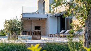 A modern house with a pool, outdoor seating, and a fireplace. - Villa Belvedere 1 Zadarvillas (Sveti Filip i Jakov)