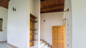 Un escalier avec des marches en bois et une porte en bois en haut.