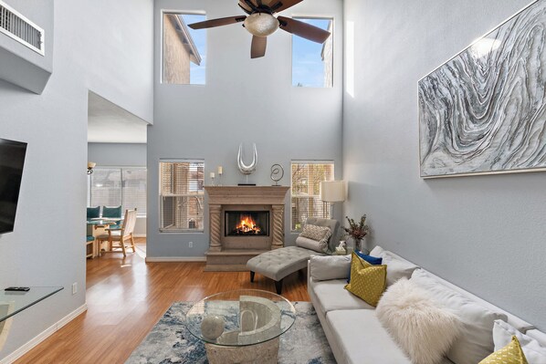 Tv, eldstad och kontor