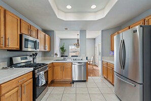 Kylskåp, mikrovågsugn, ugn och spishäll