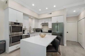 Een koelkast, een microgolfoven, een oven, een kookplaat