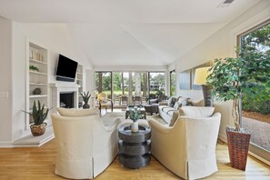 Smart TV, pebolim, mesa de pingue-pongue