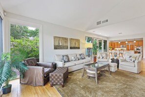 Smart-TV, Tischfußball, Tischtennisplatte