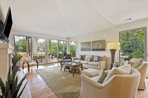 Smart-TV, Tischfußball, Tischtennisplatte