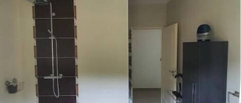 Une salle de bain avec une douche, des toilettes et un lavabo.