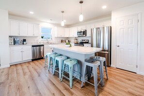 Fridge, microwave, oven, stovetop - 4-bedroom house in serene Avon with ocean view! Book your getaway now (Avon)