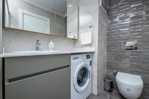 Douche, sèche-cheveux, bidet, serviettes fournies