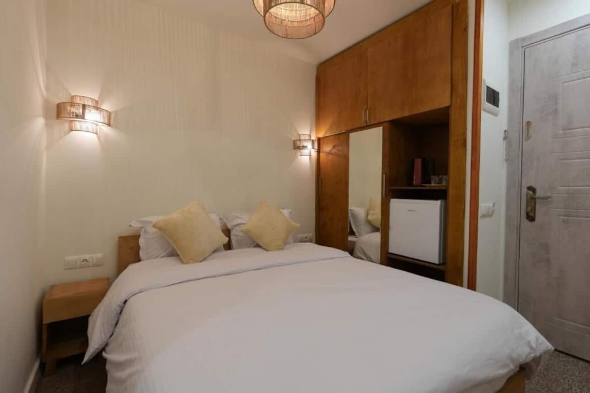 Caja de seguridad en la habitación y cortinas blackout