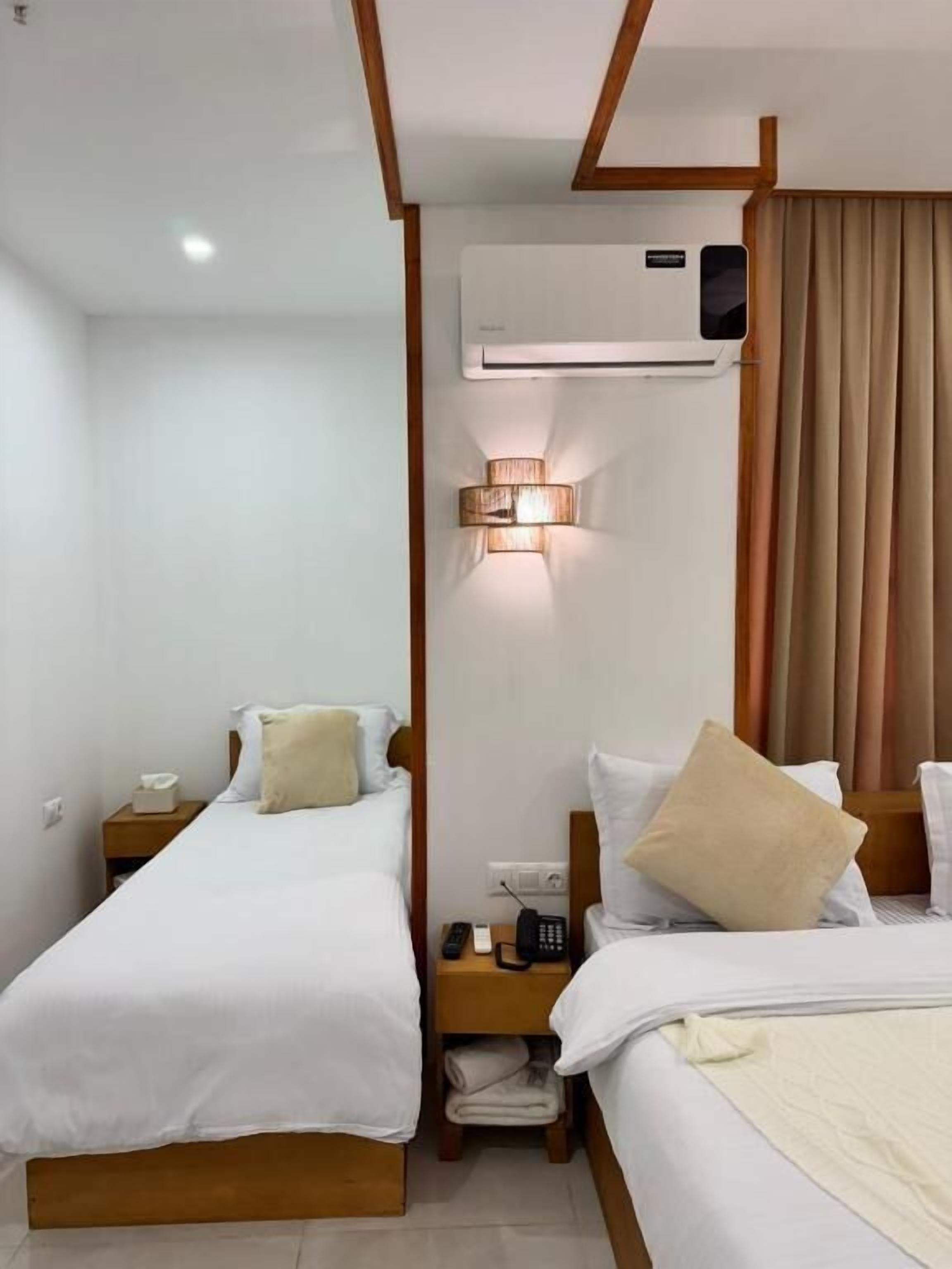 Deluxe trippelrum - utsikt mot innergården | Värdeförvaringsskåp på rummet och mörkläggningsgardiner