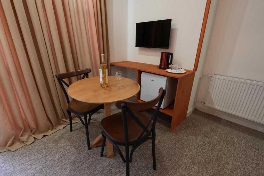 Superior Double Room, Courtyard View | Dining