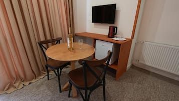 Superior Double Room, Courtyard View | Dining