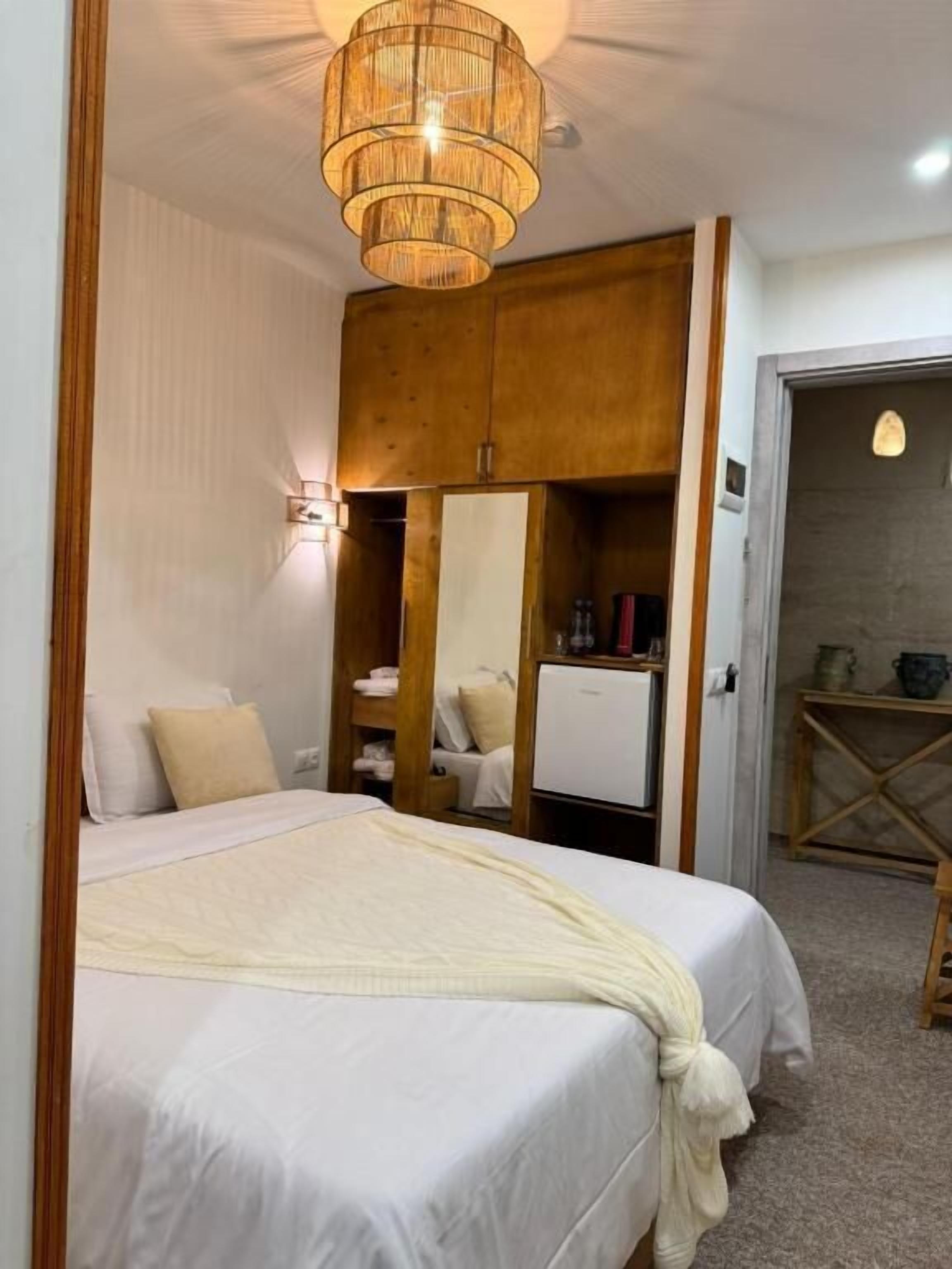 Dubbelrum - utsikt mot innergården | Värdeförvaringsskåp på rummet och mörkläggningsgardiner