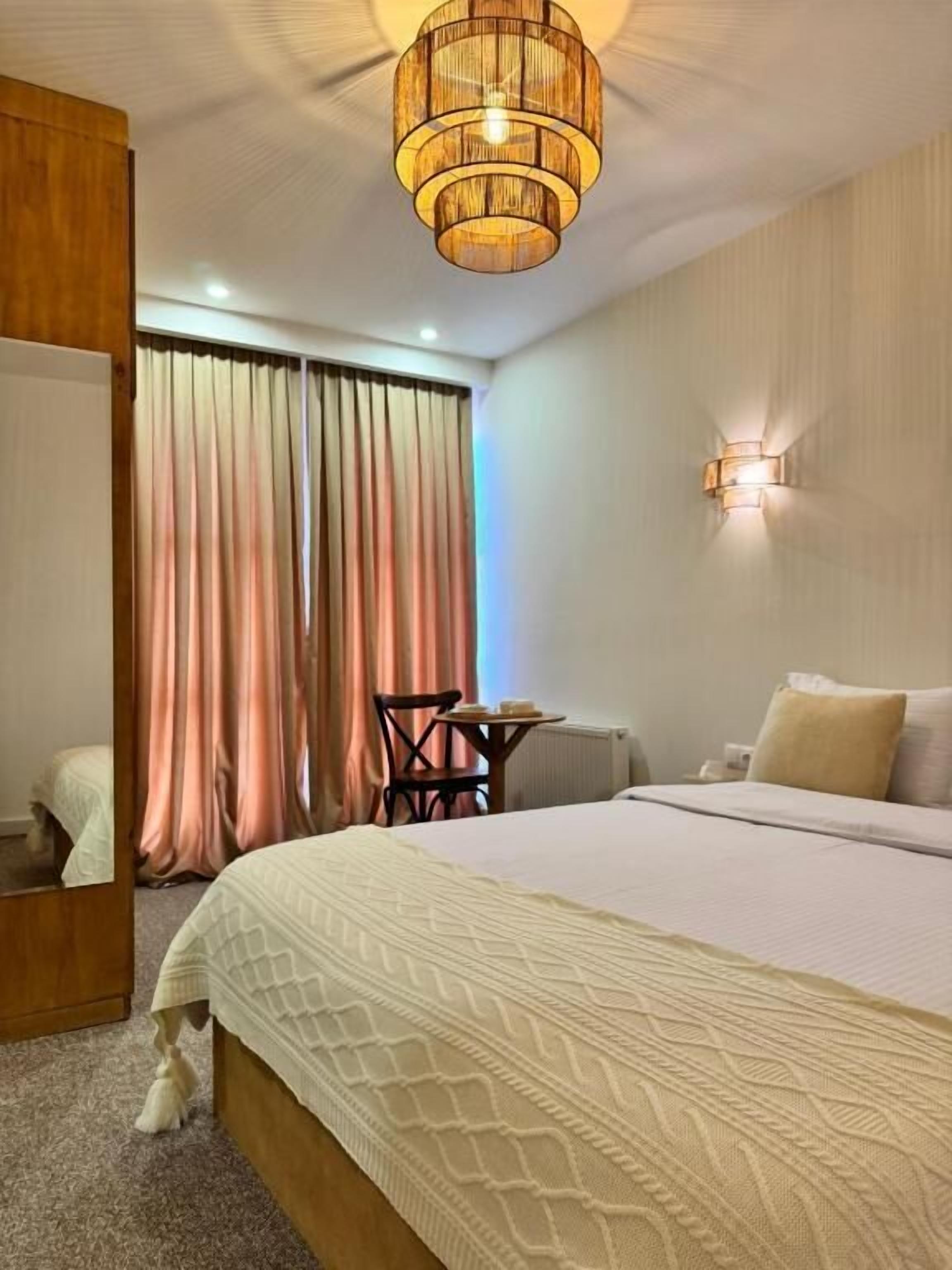 Caja de seguridad en la habitación y cortinas blackout 