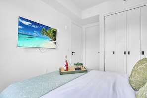 Escritorio, espacio para trabajar con un portátil, cortinas opacas