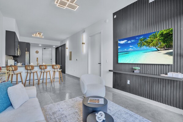 Een bureau, een laptopwerkplek, verduisterende gordijnen