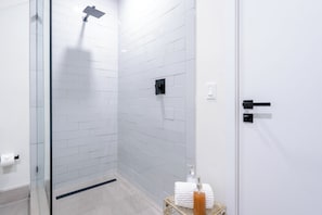 Escritorio, espacio para trabajar con un portátil, cortinas opacas