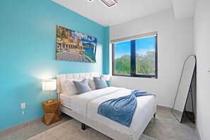 Appartement, balkon, uitzicht op de stad | Een bureau, een laptopwerkplek, verduisterende gordijnen