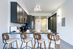 Escritorio, espacio para trabajar con laptop y cortinas blackout