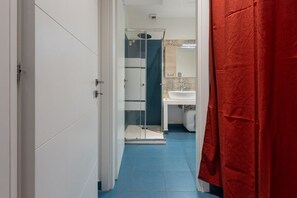 Regadera, secadora de cabello, bidet, toallas 