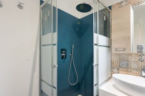 Dusche, Haartrockner, Bidet, Handtücher