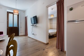 2 habitaciones, escritorio y tabla de planchar con plancha 