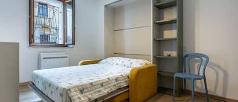 2 bedrooms, desk, iron/ironing board