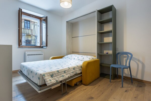 2 chambres, bureau, fer et planche à repasser
