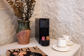 ห้องดีลักซ์ดับเบิล, ระเบียง, วิวเมือง | เครื่องนอนระดับพรีเมียม, มินิบาร์, Wi-Fi ฟรี, ผ้าปูที่นอน