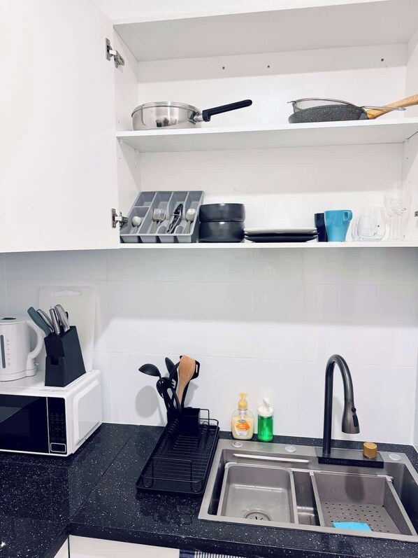 Refrigerador, microondas, placa de cocina, tostadora