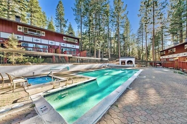 Condo, 2 chambres | Piscine