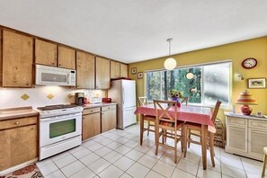 House, 2 Bedrooms | Private kitchen