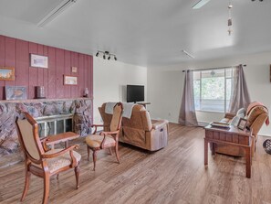 House, 5 Bedrooms | Living area | Smart TV