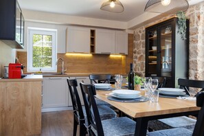 Fridge, oven, stovetop, dishwasher