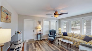House, 5 Bedrooms | Living area