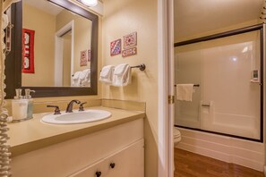Condo, 1 Bedroom | Bathroom | Towels