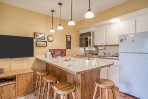 Condo, 1 Bedroom | Private kitchen | Fridge, oven, coffee/tea maker, toaster