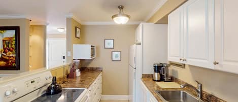 Condo, 1 Bedroom | Private kitchen | Fridge, oven, coffee/tea maker, toaster