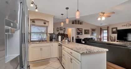 30 day rental min 3BR 2BA pool/spa home full privacy fence