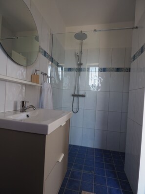 Dusj, hårføner, håndklær og såpe