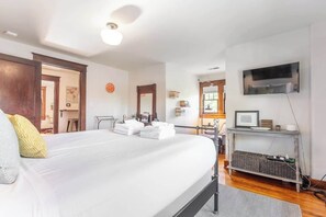 5 bedrooms, iron/ironing board, free WiFi, bed sheets