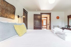 5 bedrooms, iron/ironing board, free WiFi, bed sheets