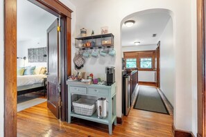 1 habitación, tabla de planchar con plancha, wifi gratis y ropa de cama