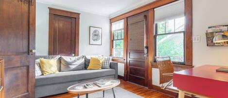 Een televisie en boeken