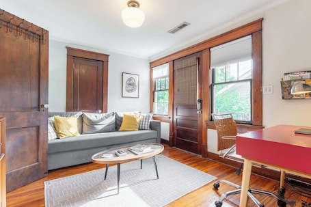 TV. Boscobel Bungalow - Walkable to Shelby Park