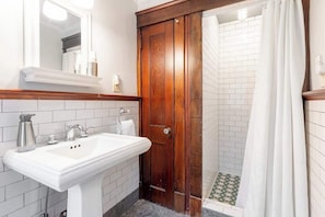 Dusche, Haartrockner, HandtĂŒcher, Shampoo