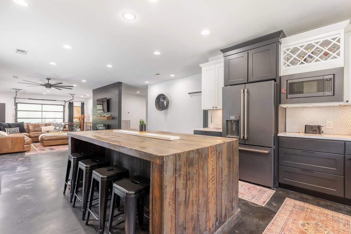 冷蔵庫、電子レンジ、オーブン、コンロ