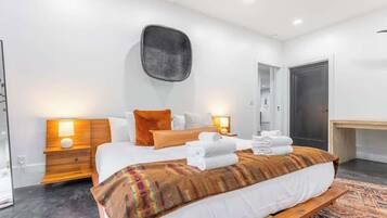 4 室のベッドルーム、アイロン / アイロン台、WiFi (無料)、ベッドシーツ