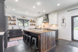 雪櫃、微波爐、焗爐、爐具